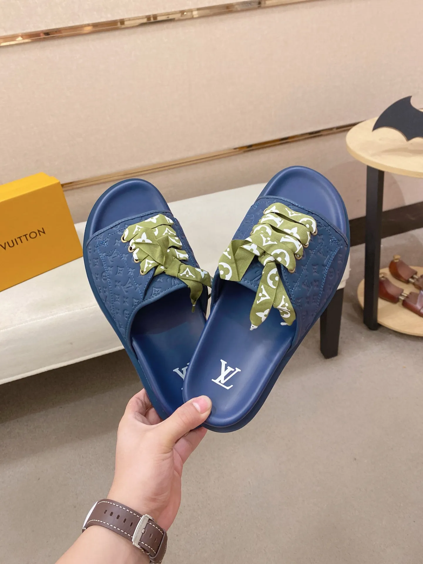 Men's shoes 💰: 340💰Made by LV🔍Top purchasing agents. Men's spring and summer slippers are available at the same counter. The uppers are imported cowhide from Italy, with logo graphics and high-quality craftsmanship. Soles: original soles specially provided by the original factory. Exclusive movable molded soles are super comfortable. Original goods follow orders. 🔍🔍High quality. You can enter and exit the counter at will. Welcome to compare. Size 38-44.